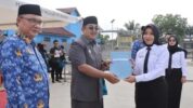 Bupati  Tanjung Jabung Barat H. Anwar Sadat menyerahkan langsung surat keputusan (SK) kepada 1467 pegawai pemerintah dengan perjanjian