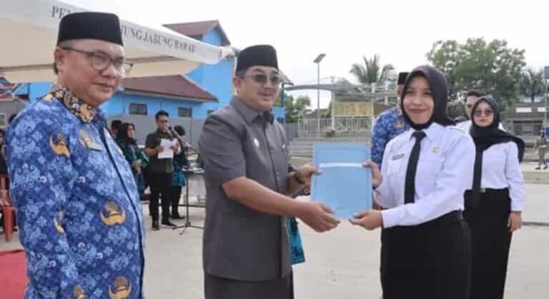 Bupati  Tanjung Jabung Barat H. Anwar Sadat menyerahkan langsung surat keputusan (SK) kepada 1467 pegawai pemerintah dengan perjanjian