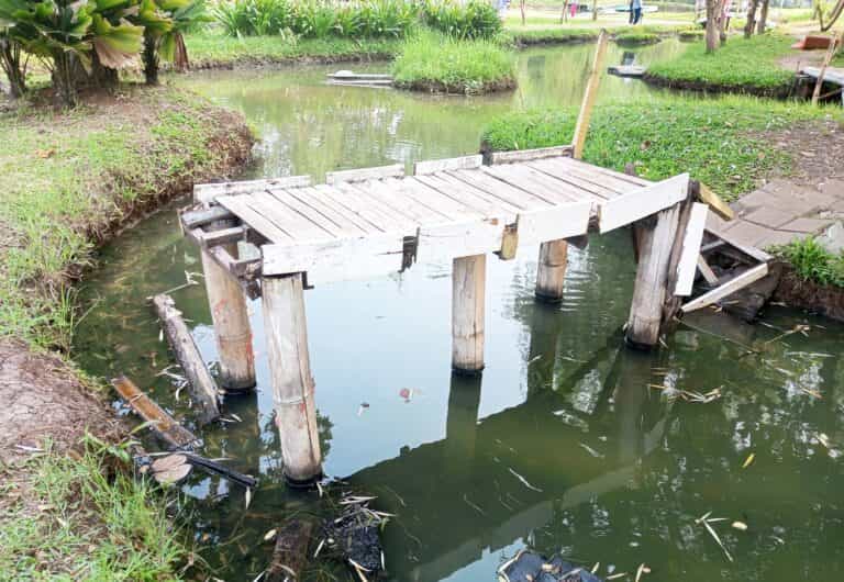 Kondisi Jembatan Kayu Taman Jalur Hijau Kosambi Rusak dan Memprihatinkan