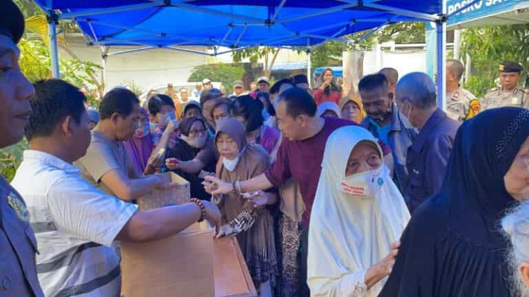 Sambut Hari Raya Waisak, Polsek Grogol Petamburan salurkan 1000 Karung Beras untuk Para Lansia