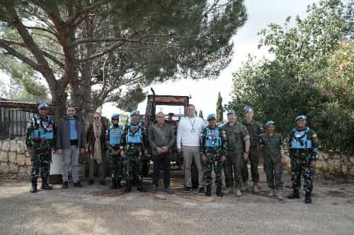 Dansatgas Yonmek TNI Konga XXIII-R/Unifil Mendampingi Civil Affairs Unifil Beri Bantuan Traktor dan Tangki Air