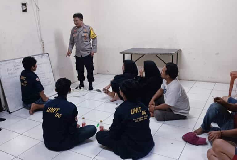 Bhabinkamtibmas Gelar Penyuluhan Harkamtibmas kepada Karang Taruna RW 06 Sukabumi Utara