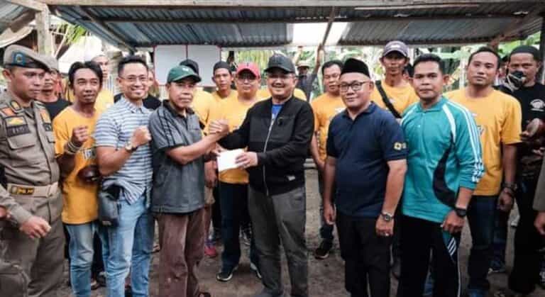 Bupati Tanjung Jabung Barat, Drs. H. Anwar Sadat, membuka secara resmi Turnamen Gasing Undi Tabung di Lapangan Laba – Laba Parit