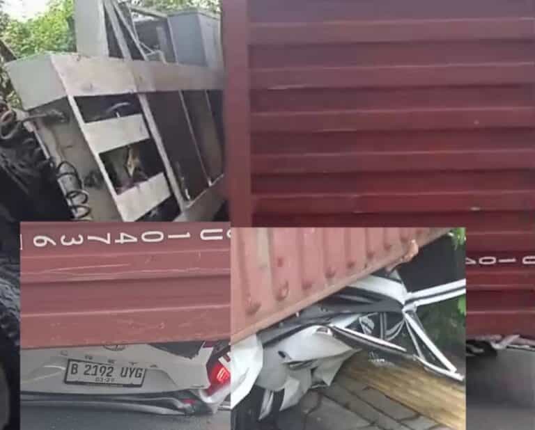 Kecelakaan Minibus Tertimpah Truk Kontainer Tergelincir di Kamal Muara Jakarta Utara