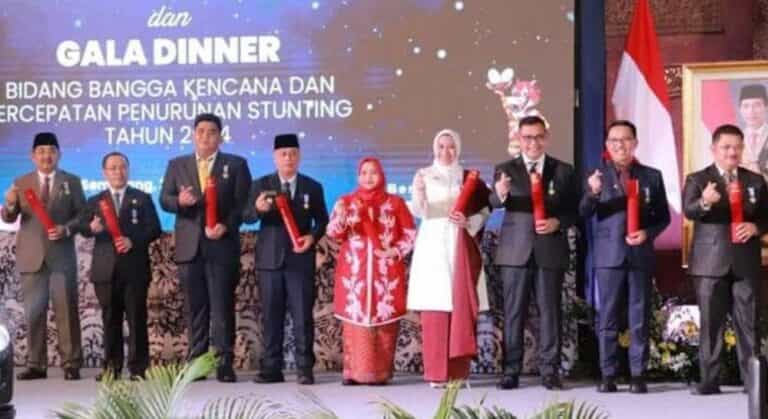 Bupati Tanjab Barat, Drs. H. Anwar Sadat, bersama Ketua Tim Penggerak (TP) Pemberdayaan Kesejahteraan Keluarga (PKK) Hj. Fadhilah