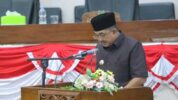 Bupati Tanjab Barat, Drs. H. Anwar Sadat sampaikan pendapat atas 3 (tiga) Ranperda Inisiatif DPRD Tanjab Barat dalam Rapat Paripurna