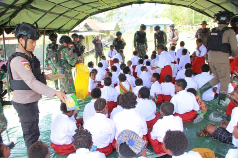 Homeyo Papua Safe: TNI Habema Held Smart Papua at Pogapa School