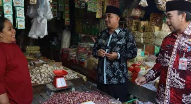 Dalam kesempatan tersebut, Bupati Anwar Sadat beserta rombongan berkeliling menyambangi pedagang di Pasar Tangga Raja untuk