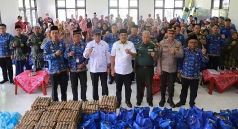 Bupati Tanjung Jabung Barat Drs. H. Anwar Sadat, bersama Tim Kepala OPD memberikan bantuan kepada Disabilitas, Lansia, Ibu Hamil juga anak