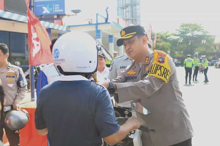 Operasi Patuh Menumbing 2024, Kapolres Belitung Bagikan Helm Gratis Bersama Kadishub Belitung, Jasaraharja dan Personel
