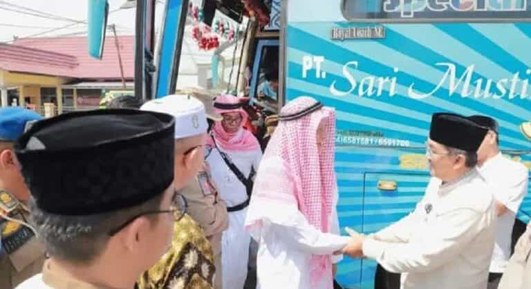Kepulangan 96 jamaah haji asal Kabupaten Tanjung Jabung Barat pada Sabtu (20/7/2024) disambut langsung oleh Bupati Drs. H. Anwar Sadat