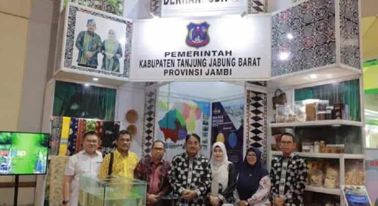 Bupati Anwar Sadat bersama Ketua TP-PKK mempromosikan berbagai potensi Sumber Daya Alam Tanjabbar pada Otonomi Expo 2024