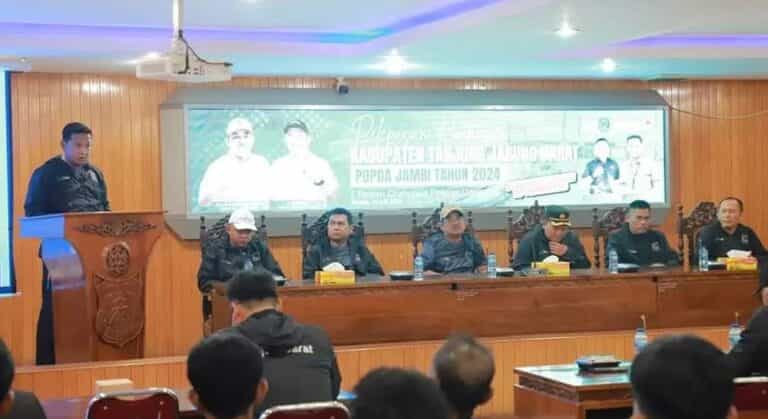 Bupati Tanjung Jabung Barat Drs. H. Anwar Sadat, secara resmi melepas 33 atlet muda yang akan bertanding di Pekan Olahraga Pelajar Daerah
