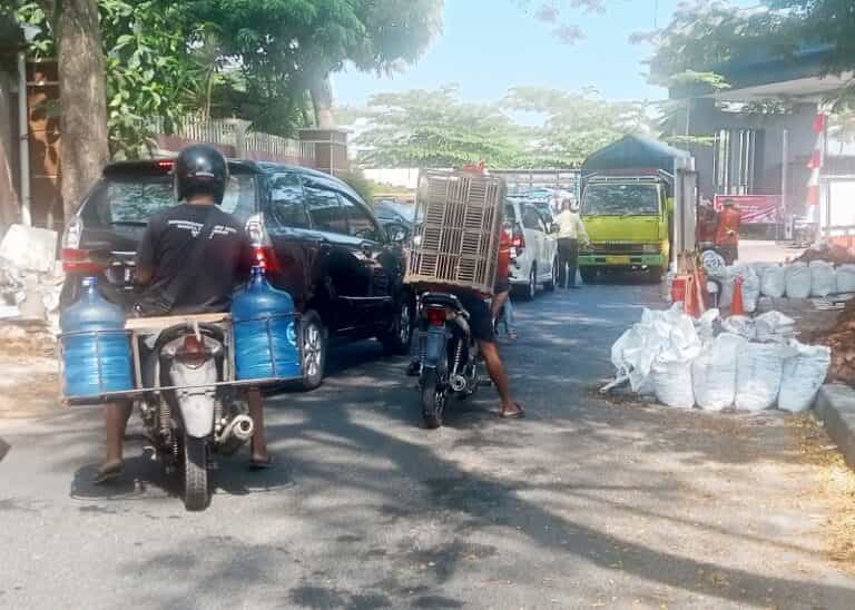 Proyek Galian Saluran Pipa Air di Semanan Bikin Macet