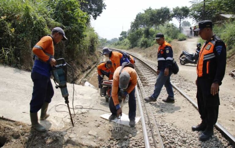 KAI Daop 1 Jakarta Tutup Perlintasan Sebidang Liar di Sukabumi