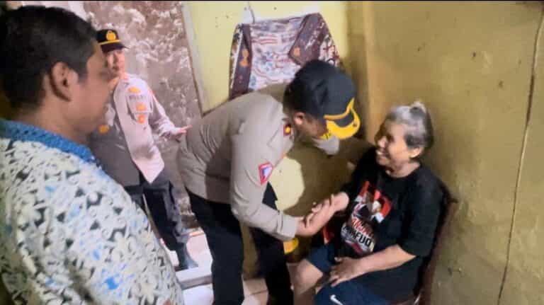 Kapolsek Grogol Petamburan Tunjukkan Empati dengan Kunjungi Warga Yang Sakit