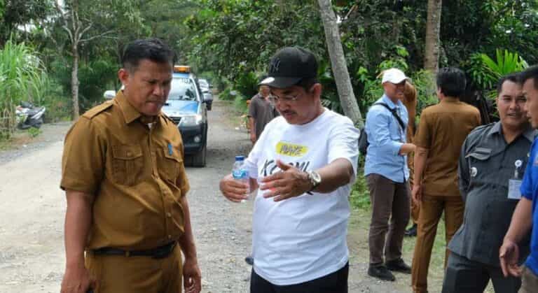 Bupati Tanjung Jabung Barat (Tanjabbar), Anwar Sadat didampingi Kadis PUPR Tanjab Barat, Apri Dasman melakukan blusukan dan tinjau