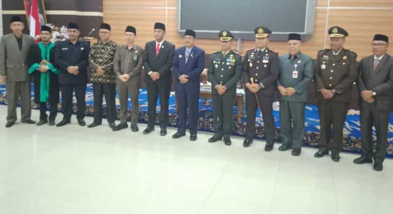 Bupati Tanjung Jabung Barat (Tanjab Barat) Drs. H. Anwar Sadat, melantik Hermansyah, sebagai Sekretaris Daerah (Sekda) Tanjab Barat