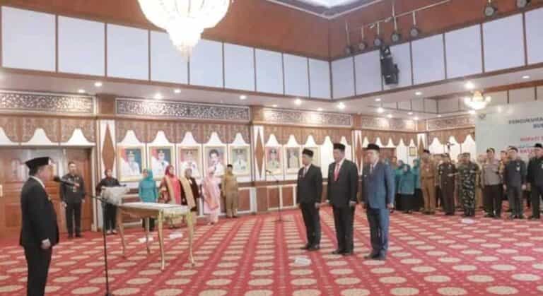 Sekda Tanjab Barat, Hermansyah, bersama unsur Forkopimda menghadiri langsung pengukuhan Penjabat Sementara Bupati Tanjung Jabung Barat