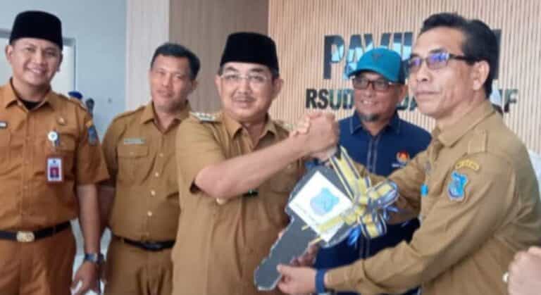 Bupati Kabupaten Tanjab Barat, Drs H. Anwar Sadat meresmikan gedung Paviliun dan gedung Hemodialisa RSUD Daud Arif Kualatungkal