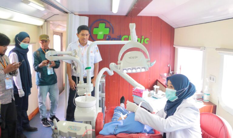 PT KAI Gandeng Rail Clinic Berikan Pengobatan Gratis di Stasiun Cisaat dan Stasiun Maseng