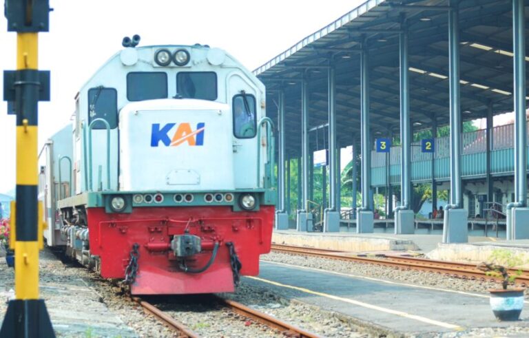 PT KAI Jelaskan Alasan Kereta Api Tidak Bisa Berhenti Mendadak
