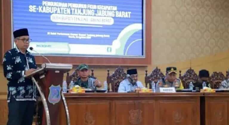 Bupati Tanjung Jabung Barat, Drs. H. Anwar Sadat. secara resmi mengukuhkan pengurus Forum Kerukunan Umat Beragama (FKUB) Kecamatan