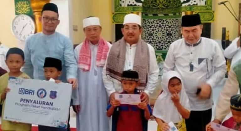 Bupati Anwar Sadat menggelar Safari Jum'at di Masjid Nurul Zami' Parit Lapis RT 01, Kelurahan Patunas l, Kecamatan Tungkal Ilir