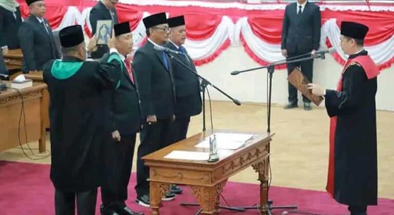 Pjs Bupati Tanjab Barat, dr. Fery Kusnady, Sp. OG, menghadiri acara pengucapan sumpah/janji pimpinan DPRD Kabupaten Tanjung Jabung Barat