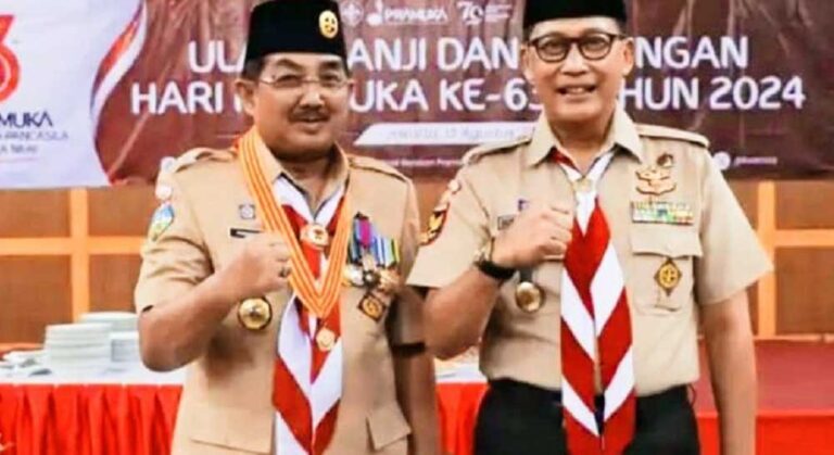 Dalam rangka peringatan Hari Pramuka ke-63, Bupati Tanjung Jabung Barat, Drs. H. Anwar Sadat, dianugerahi Lencana Karya Bakti Pramuka