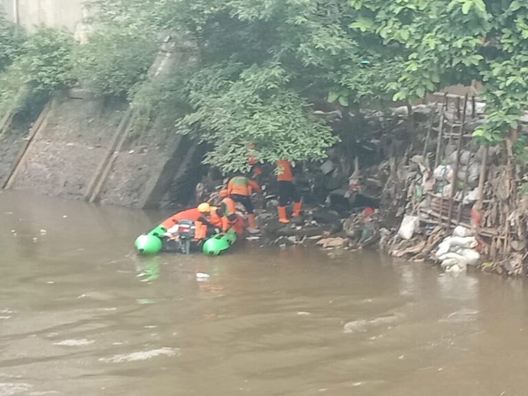 Bersih bersih Ciliwung oleh Koramil Jatinegara Sambut HUT TNI ke 79