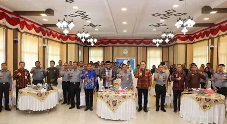 Pjs Bupati Tanjab Barat dr. Fery Kusnady, Sp. OG, hadir dalam acara penyerahan Berita Acara dan Surat Selesai Harmonisasi Rancangan Perkada