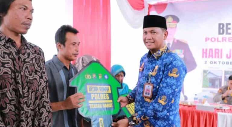 Mewakili Pjs. Bupati Tanjung Jabung Barat, Sekda Hermansyah, menghadiri acara peresmian bedah rumah yang diselenggarakan