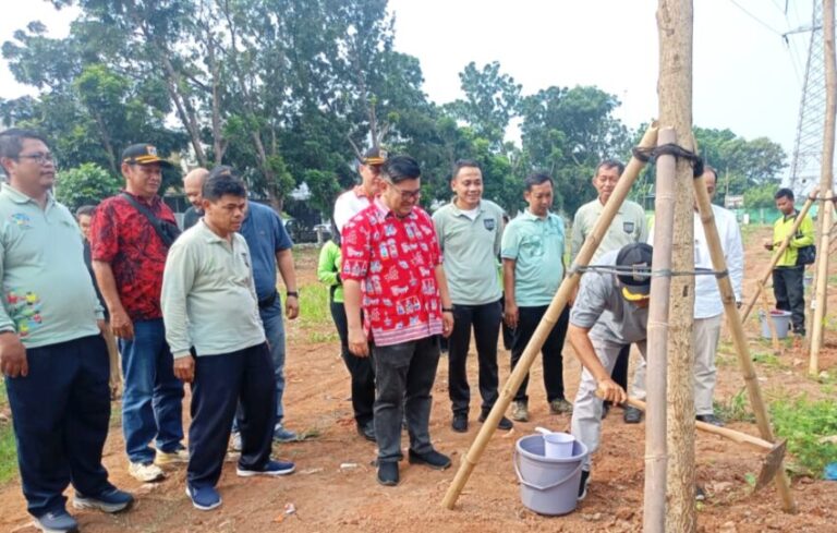 Pemkot Jakarta Barat Tanam Puluhan Pohon di Taman Semanan Indah