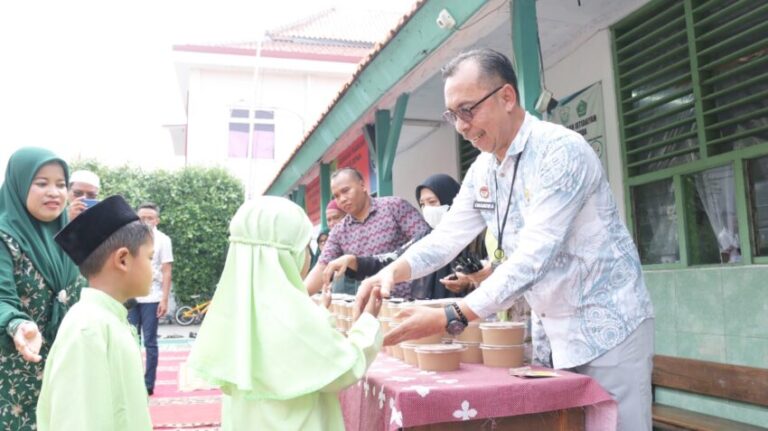 Bapas Jakarta Barat Salurkan Makanan Bergizi dan Susu Gratis di MI Nurul Huda