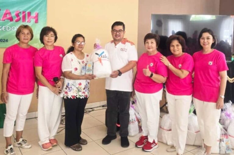 Komunitas Ibu-ibu 3S Taman Semanan Indah Berbagi Kasih di Panti Werdha Berea