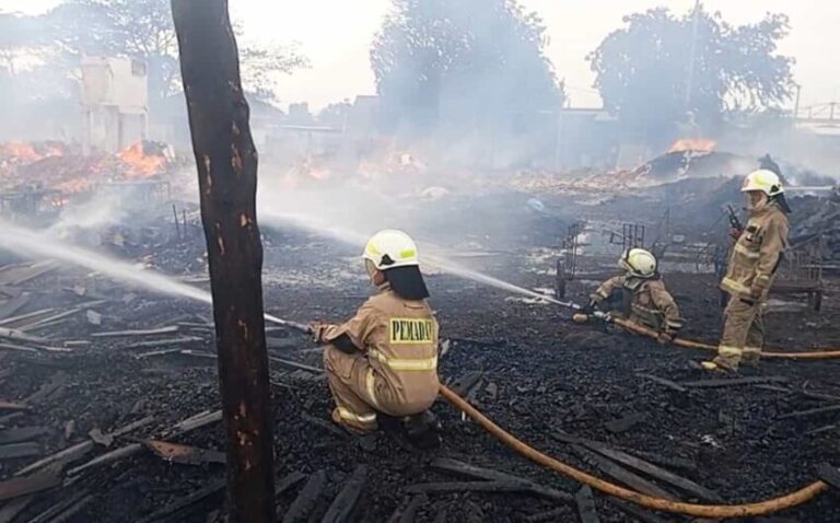 Kebakaran di Semanan Padam, Petugas Damkar Lakukan Pendinginan