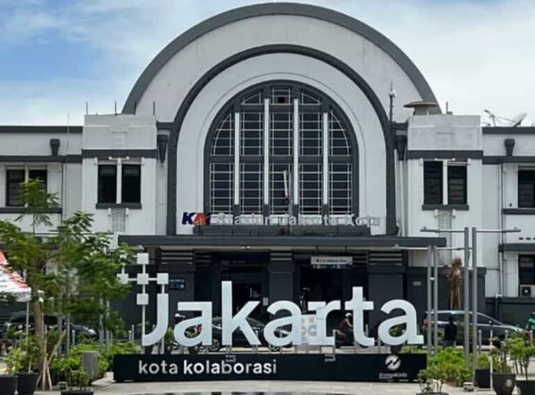 Stasiun Beos Saksi Bisu Dari Batavia ke Jakarta Modern