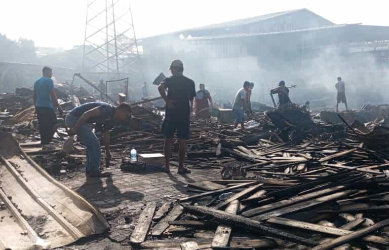 Warga Mengais Sisa-sisa Kebakaran di Semanan