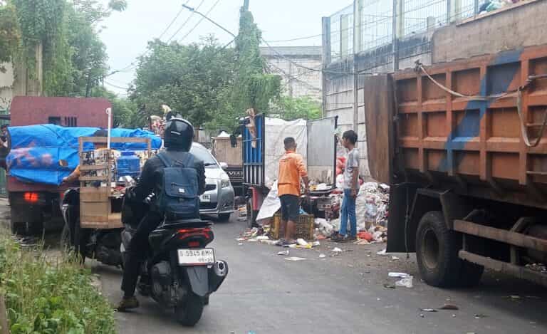 Tumpukan Sampah Bau Busuk di Bahu Jalan Kihajar Dewantoro, Tangerang Bikin Macet
