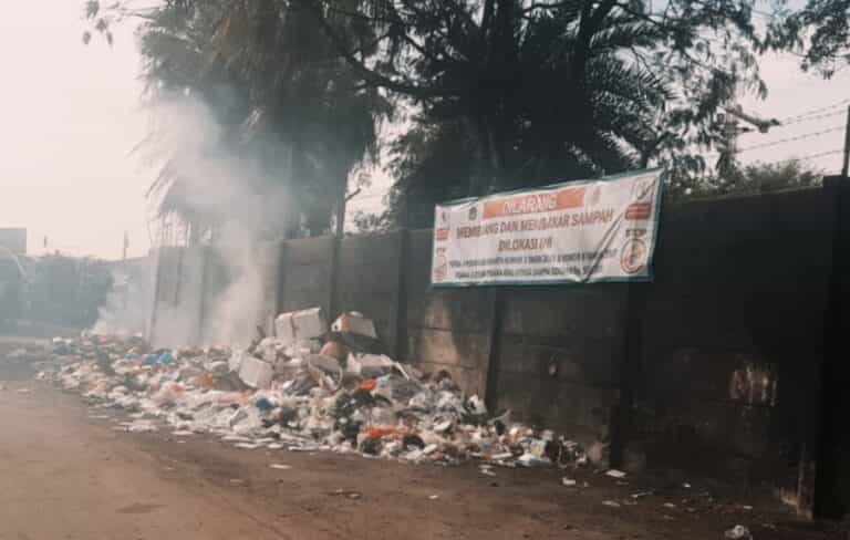 Sampah Bukan pada Tempatnya Menumpuk di Jalan Kebon Jahe Cengkareng