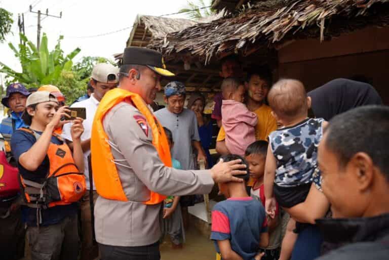 Kapolda Banten Terjun Langsung Tinjau Lokasi Warga Dampak Banjir di Pagelaran Pandeglang