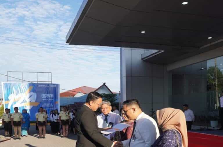 BRI BO Sidikalang Gelar Upacara dan Beri Penghargaan Pengabdian Karyawan
