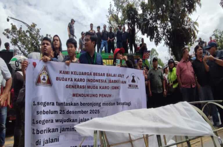 Masyarakat Gelar Aksi Tuntut Perbaikan Jalur Medan-Berastagi di Kantor Gubernur Sumut