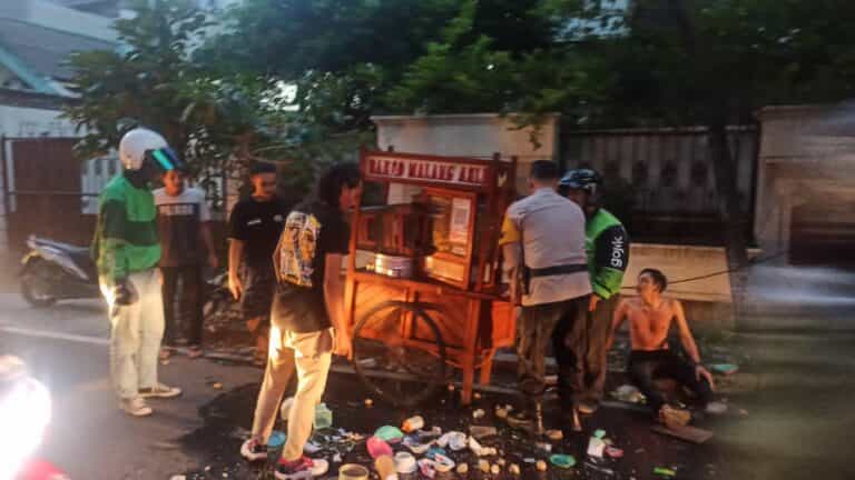 Gerobak Bakso Terguling, Polisi Grogol Petamburan Tunjukkan Aksi Cepat Tanggap