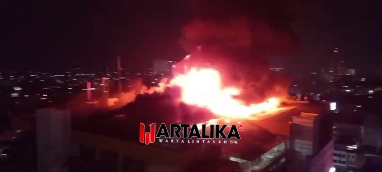Glodok Plaza Kebakaran, 20 Unit Mobil Damkar Jakarta Barat Diterjunkan