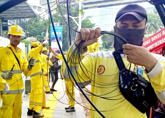Penertiban Kabel Udara di Jalan Teluk Betung Jakarta Pusat