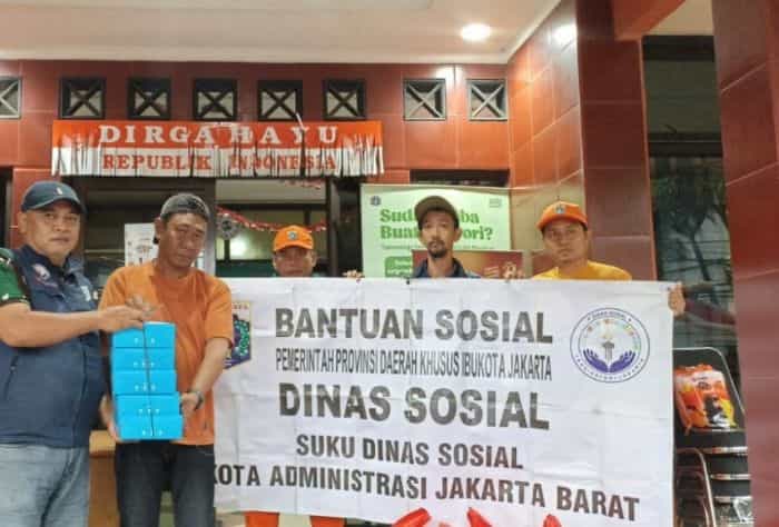 Sudinsos Jakbar Salurkan 1500 Nasi Kotak bagi Korban Banjir