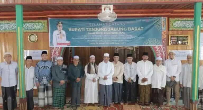Bupati Anwar Sadat, melaksanakan kegiatan Safari Jum’at Berkah di Masjid Nurul Huda, Parit Panco RT 06, Desa Mekar Tanjung, Bram Itam.