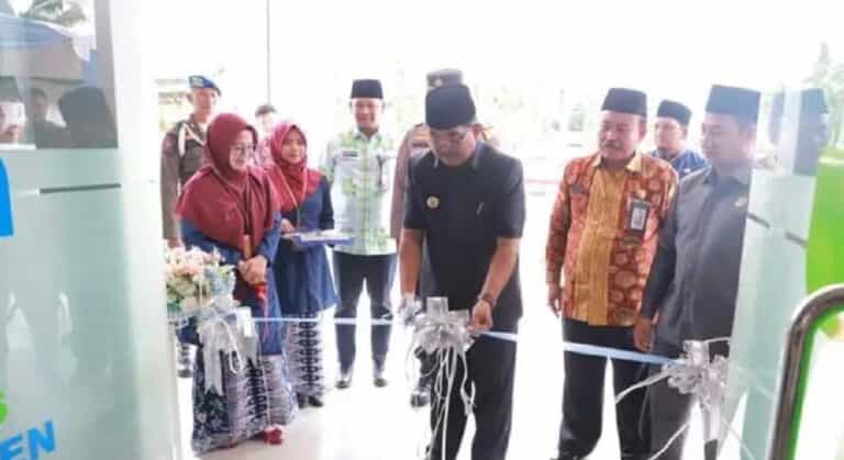 Dalam upaya meningkatkan pelayanan kesehatan masyarakat, Bupati Anwar Sadat meresmikan Gedung Baru Puskesmas Sungai Saren Bram Itam